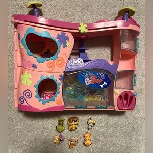 Littlest Pet Shop Cozy Care Adoption Center with 6 Pets